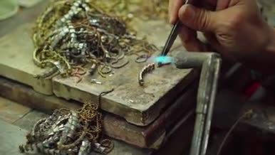 珠宝首饰工厂加工铜银焊接素材视频的预览图